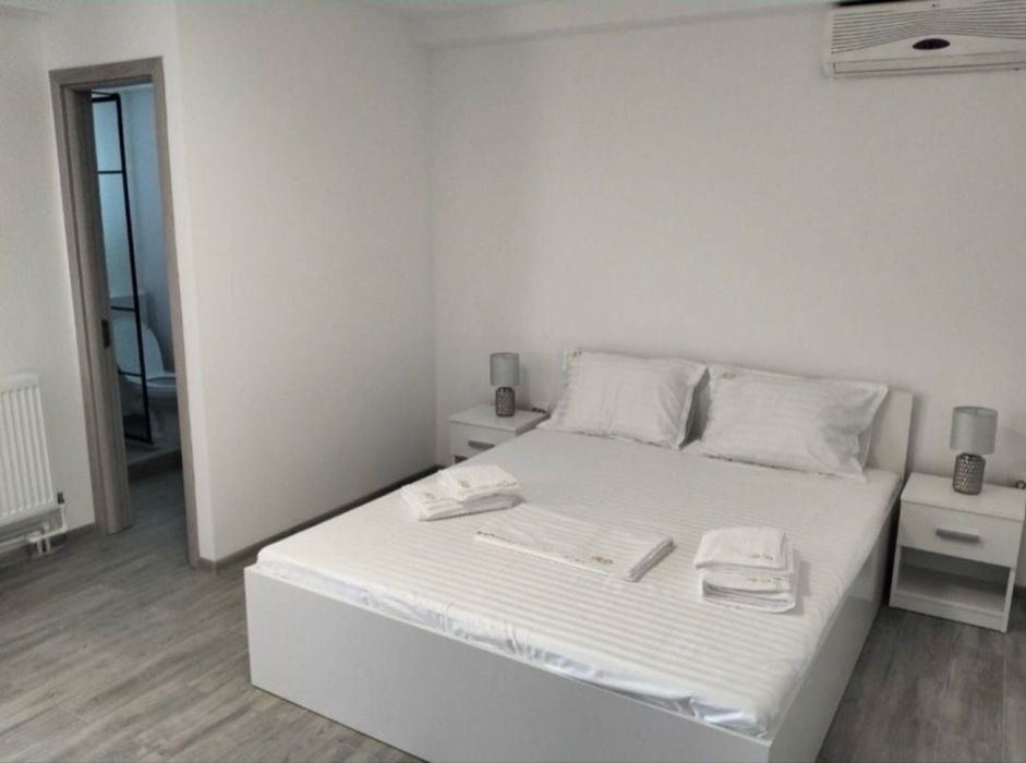 Camere la curte de inchiriat