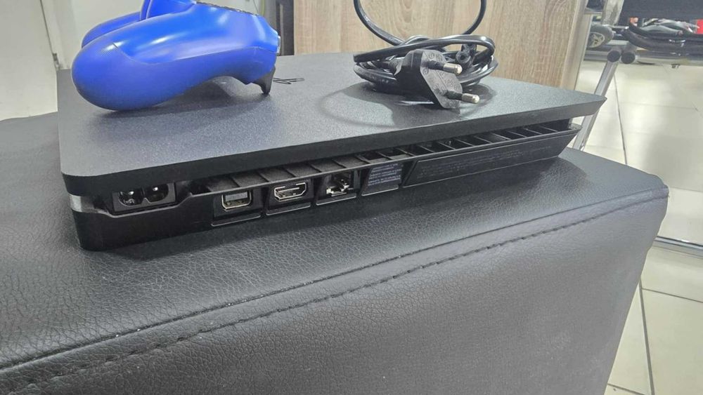 Sony PlayStation 4 Slim Jet Black 500GB + 1бр Контролер и FIFA 20