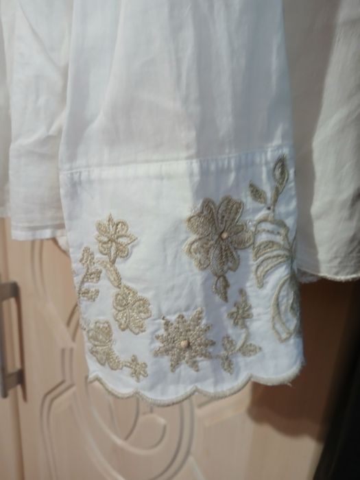 Costumat din în și bumbac cu broderie aurie