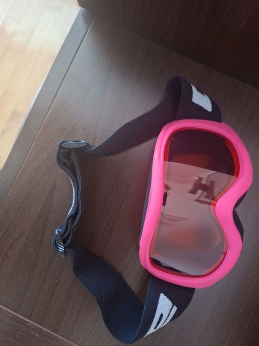 Vand o pereche de ochelari de ski