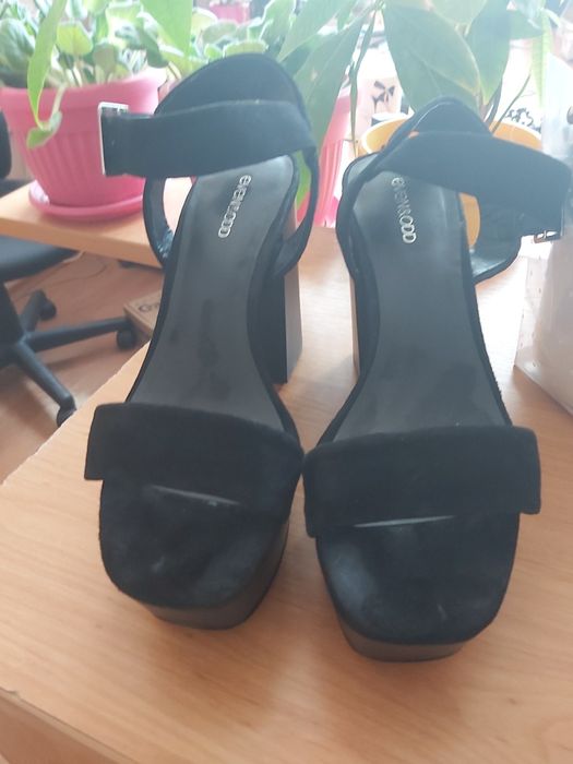 Елегантни обувки на платформа естествена кога