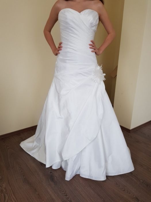 Vand rochie de mireasa noua