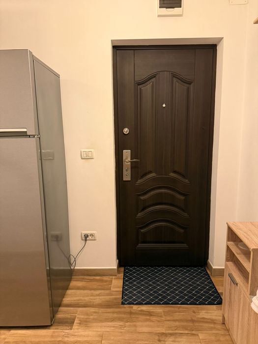 Închiriez apartament.