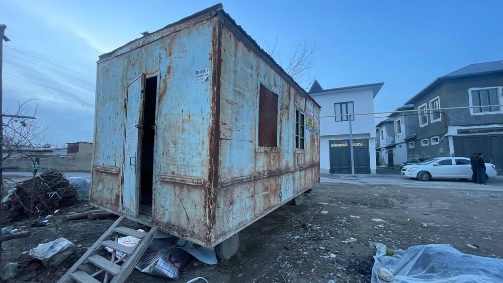 Vagon ichidan pechkasi va 6 ta yotoq bor