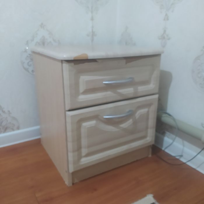 Продается шкаф трюмо и 2 тумбочки