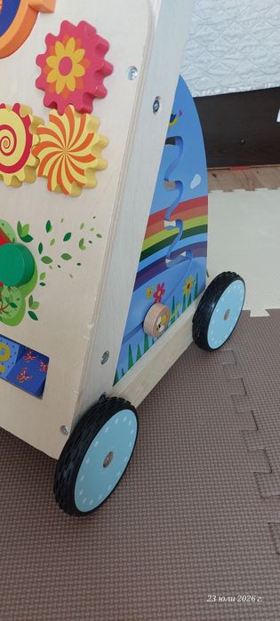 Продавам дървена детска проходилка