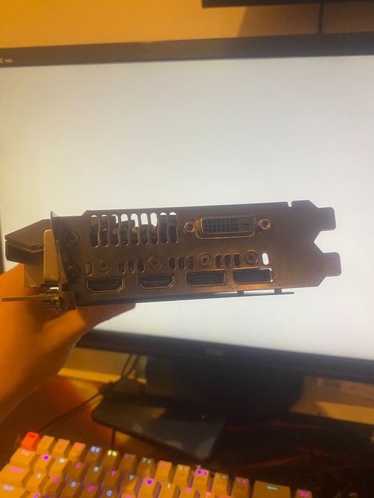 Placa video Asus ROG Strix GTX 1070 cu 8GB de memorie,