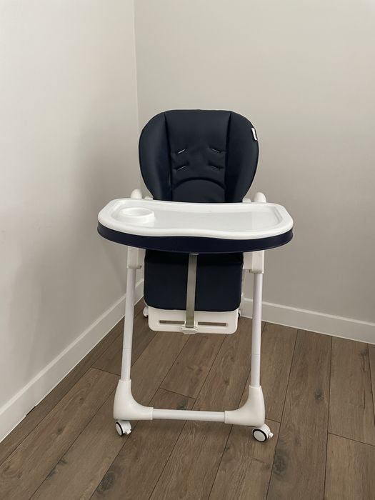 Детское кресло и стулья