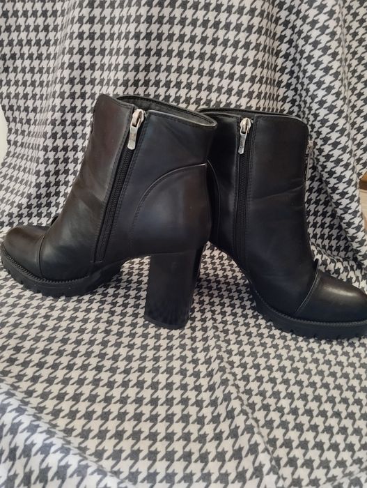 Продаю женские ботинки на очень удобном каблучке 40 р.