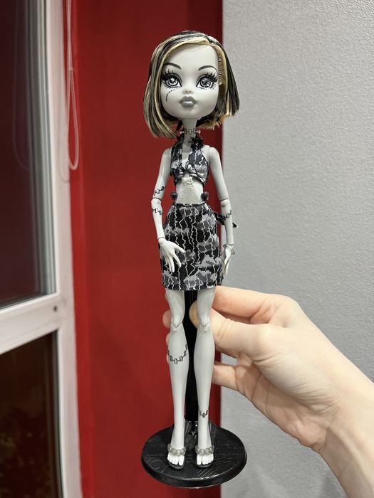 чб Френки побережье черепа кукла monster high