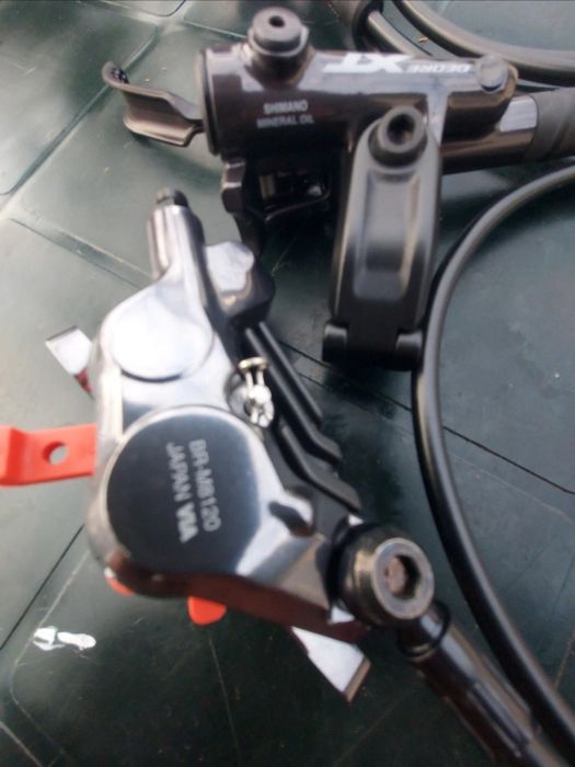 Frână spate Shimano XT BR-M8100 și frână față XT BR-M8120.