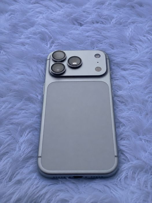 IPhone 17 pro серебристый