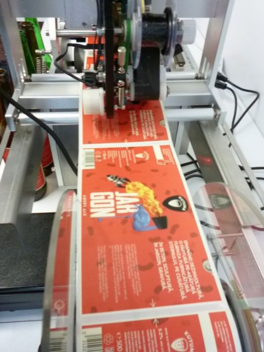 Masina etichetare sticle bere