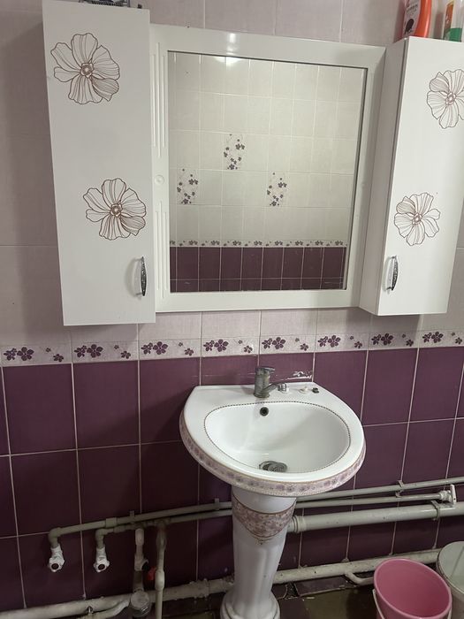 Люстра и только раковина