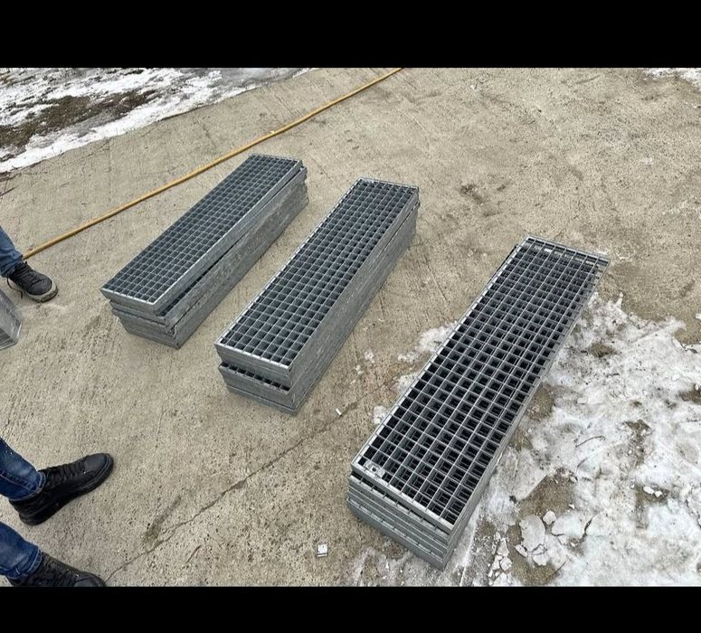 Trepte metalice zincate la diferite dimensiuni debitam la dimensiunea