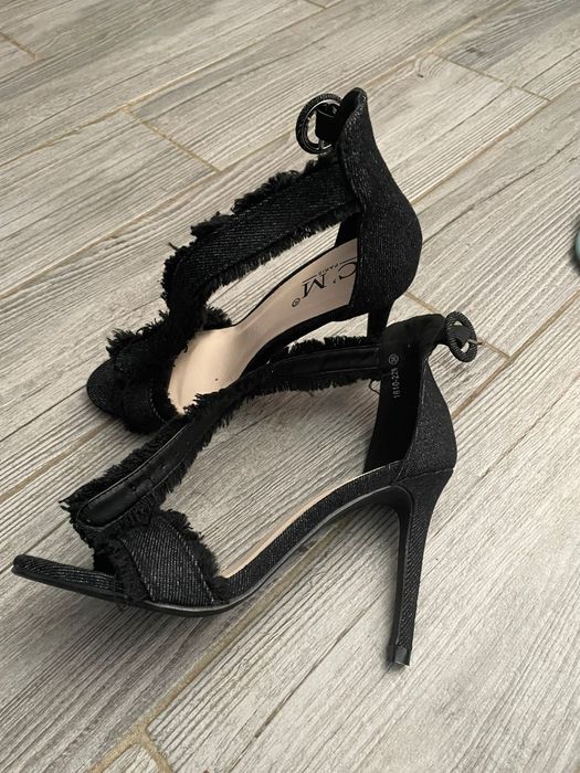 Vand sandale noi negre
