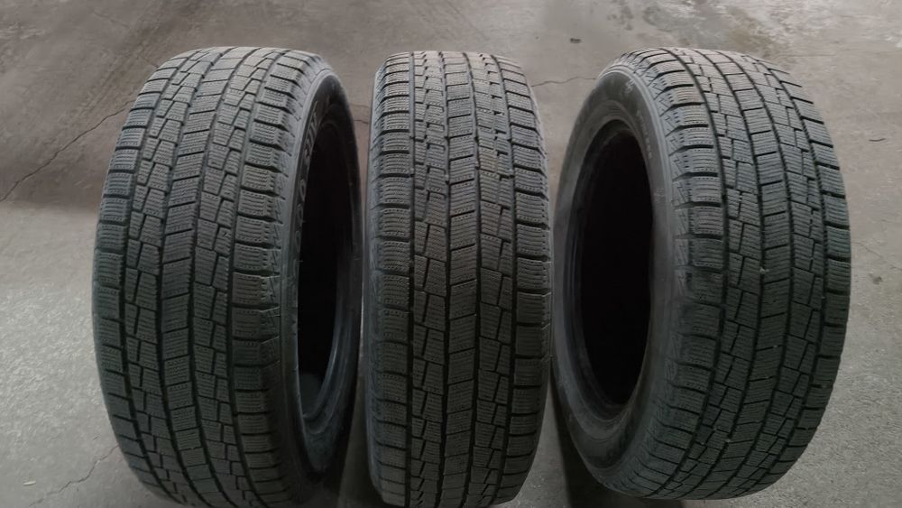 Шины  235-60-R18  , три  баллона.