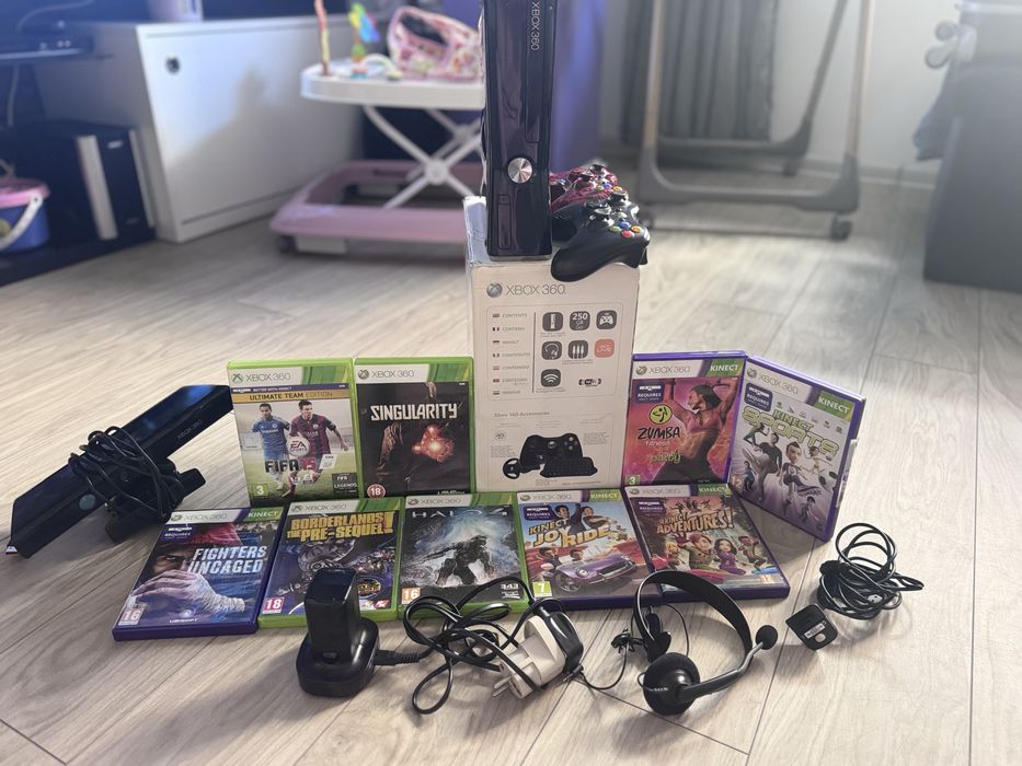 Xbox 360 250GB + Kinect + 2 джойстика + 9 игри + аксесоари