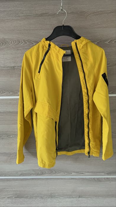 Ветровка Zara.