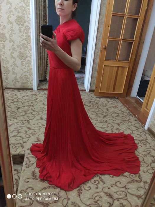 Новое  вечернее платье со шлейфом