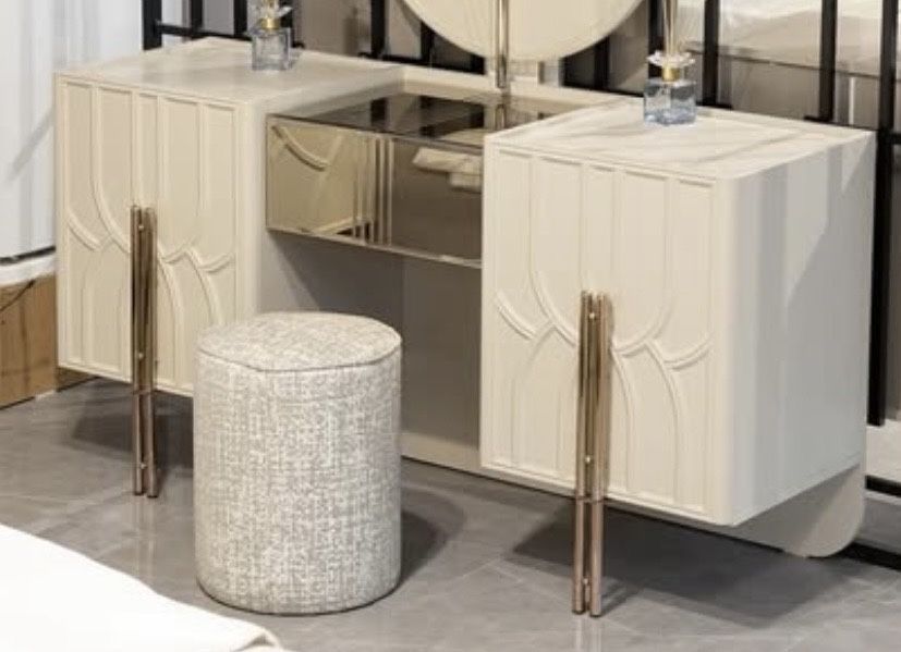 Туалетный столик + пуфик в подарок