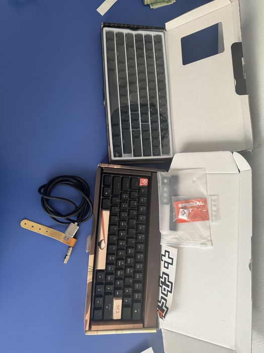 Tastatura qwerty + set de taste (topograf) limitate