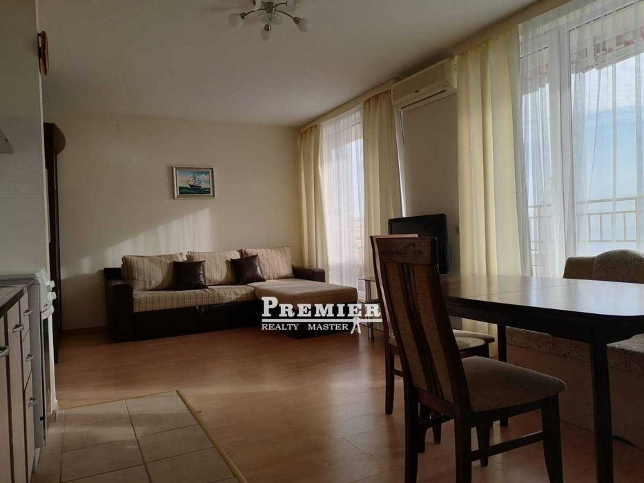 Предлагаме за продажба много просторен тристаен апартамент