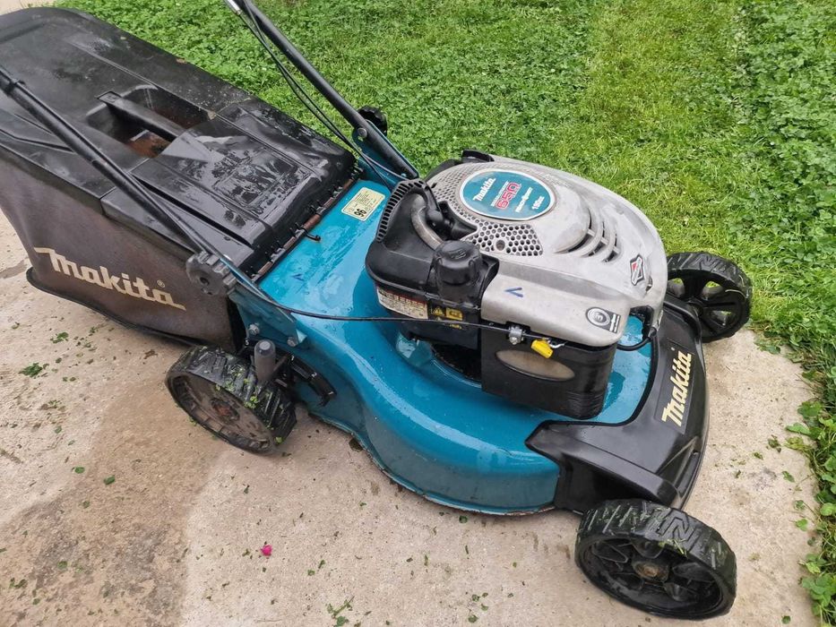 Masina de tuns iarba gazon MAKITA pe benzina BRIGGS cu tractiune cos