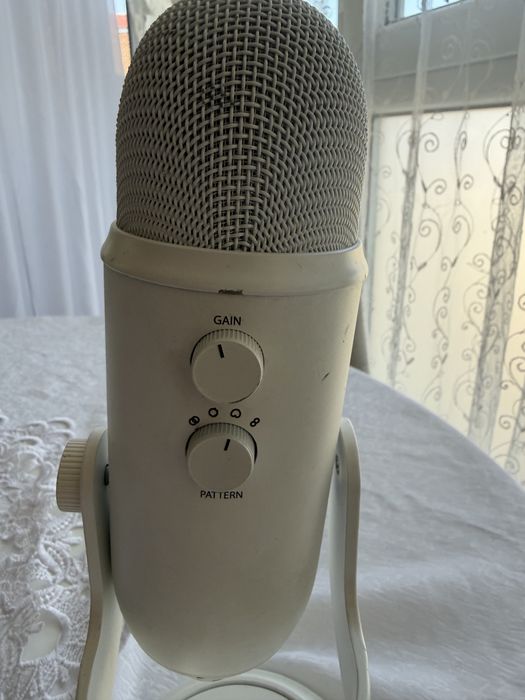 Microfon Blue Yeti Alb – stare bună, perfect pentru streaming/podcast