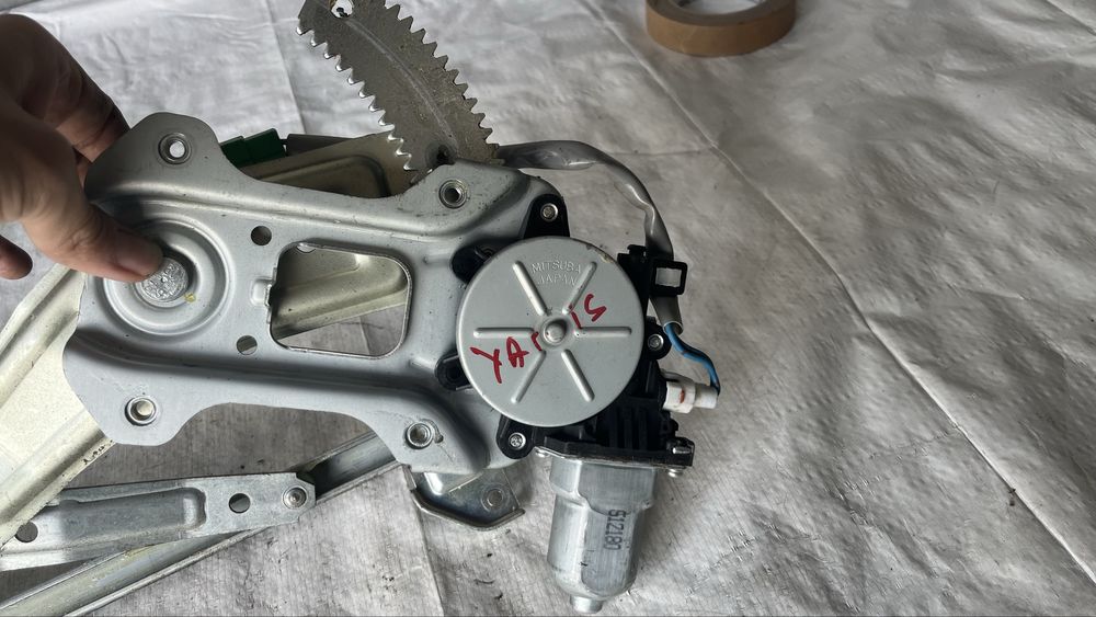 Моторче за предно дясно стъкло Toyota Yaris 2005-2014