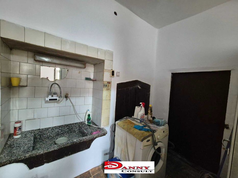 Къща с двор и кладенец в с. Бутово, общ. Павликени