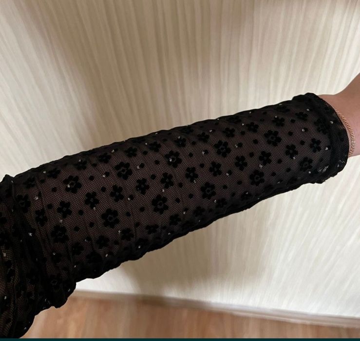 Черное гипюровое платье