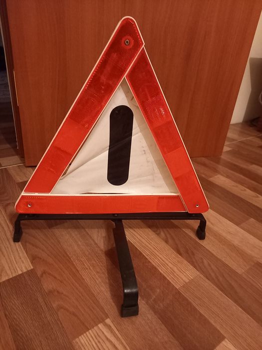 Аварийный знак и прикуриватель