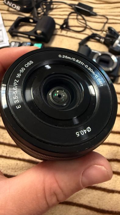 Sony ZV-E10 + obiectiv 16-50mm | Stare excelentă | Pachet complet pentru creator