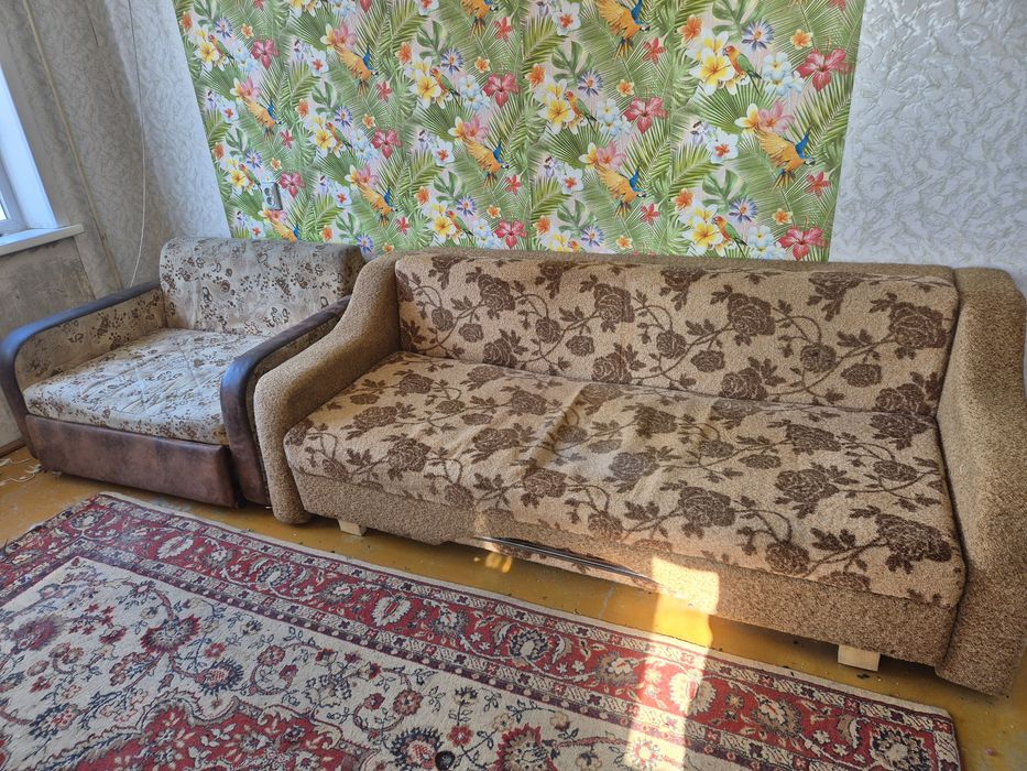 Отдам даром диван и кресло.