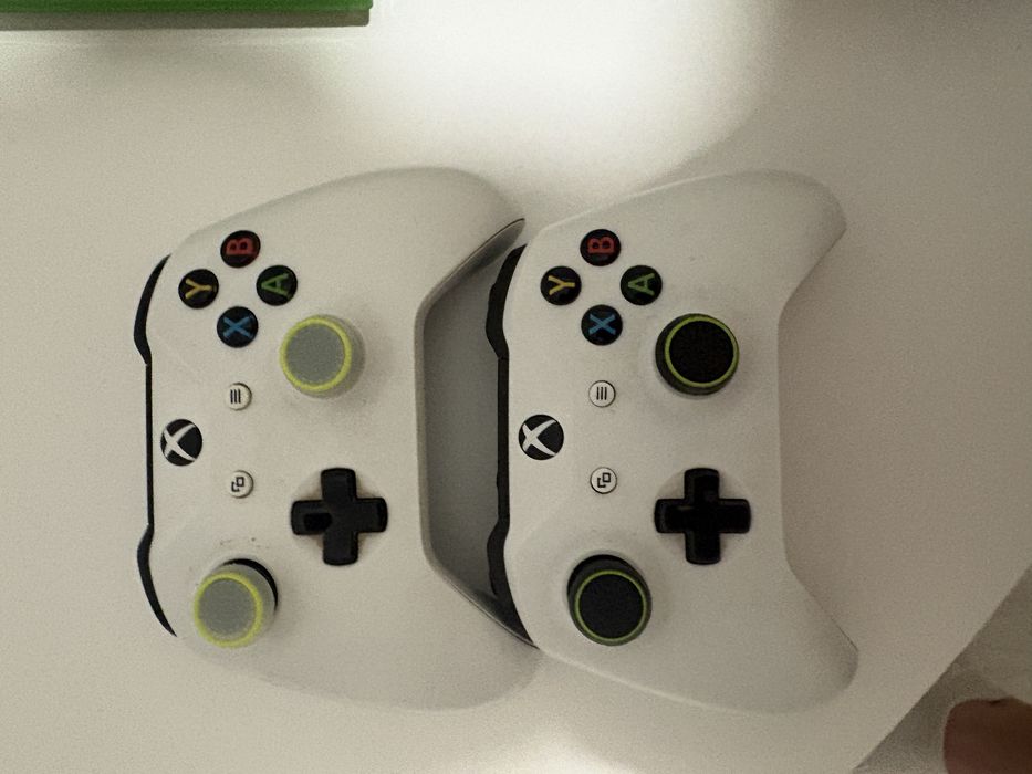 Vand Xbox one S - 2 manete