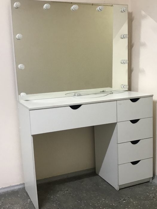 Визажный стол для макияж