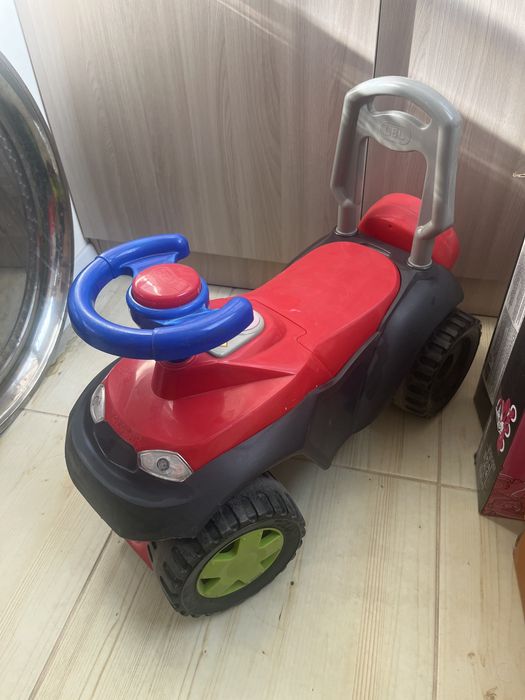 Продам детскую машинку толокар