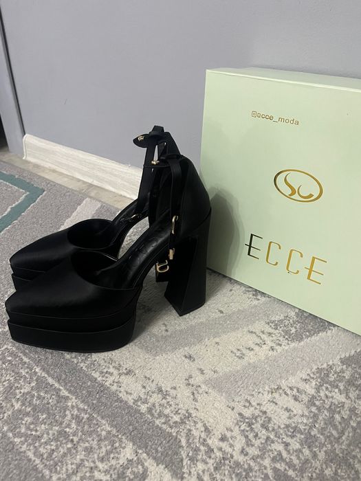 Жаңа әдемі туфли, кійілмеген