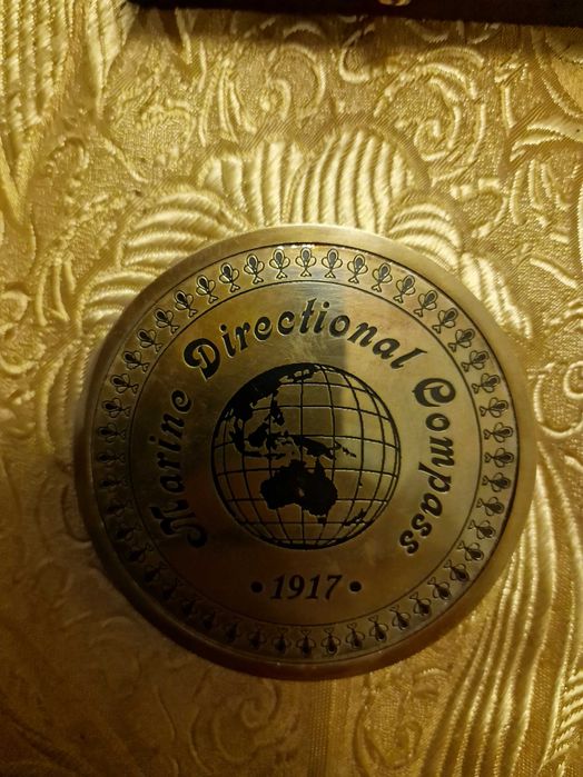 Ретро компас в дървена кутия