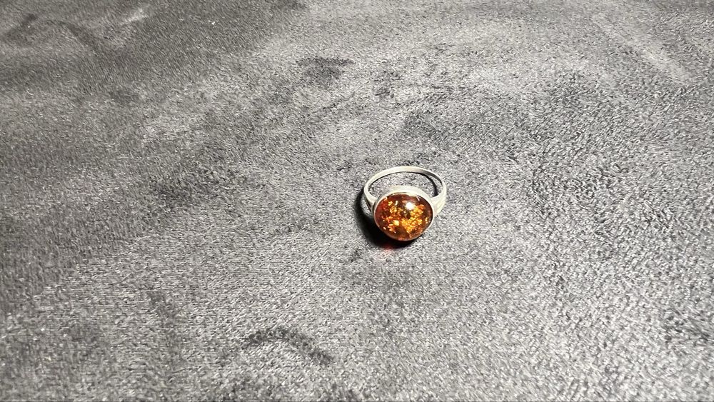 Inel de argint cu piatră de chihlimbar