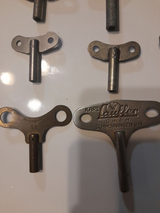 Ключове за стенни и каминни стари часовници