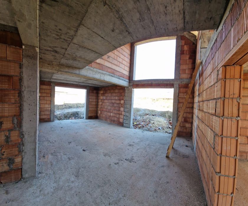 Casa moderna semifinisata, 183m2(+17m2 balcoane) si teren 786m2.