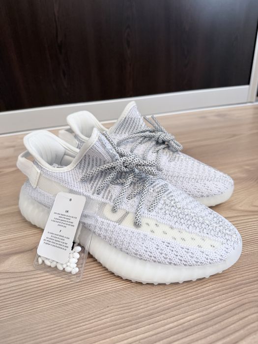 Yeezy 350 noi cu etichete