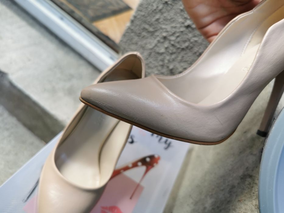 Обувки с висок ток бежови