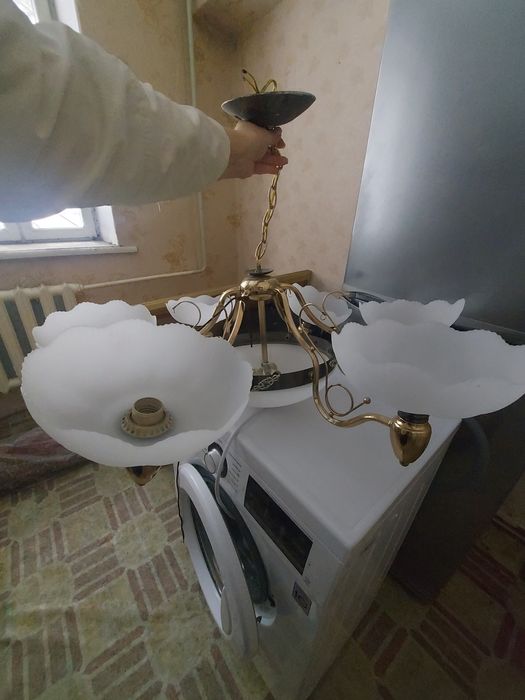 Продам потолочный люстру
