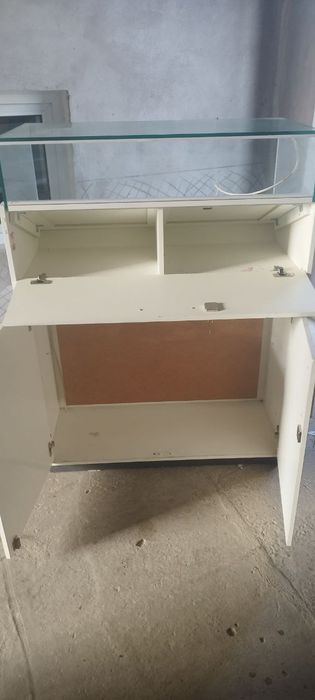 Продается витрина стеклянная