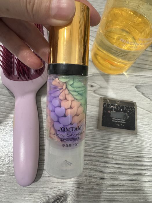 Косметика, тоник, дезодарант, расческа