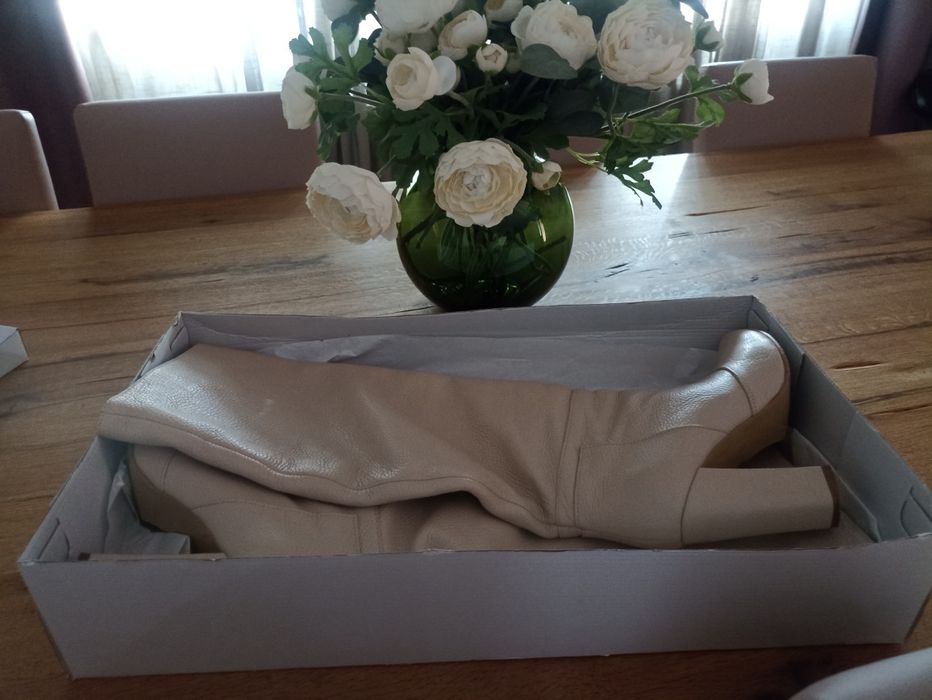 Vând cizme piele crem, ancolette ( Romania)