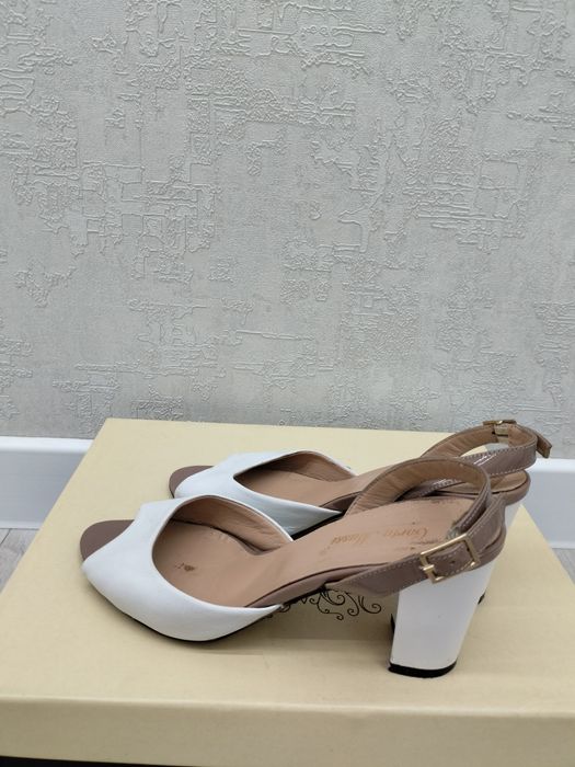 Продам кожаные босоножки